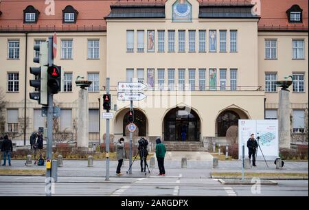 München, Deutschland. Januar 2020. Kamerateams stehen vor dem Haupteingang des Krankenhauses Schwebing. Der erste bestätigte Coronavirus-Patient in Deutschland befindet sich in der Isolationsstation am Krankenhaus Schwebing in München. Credit: Sven Hoppe / dpa / Alamy Live News Stockfoto