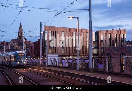 Sonnenaufgang über dem neuen Nottingham College City Hub auf der Südseite von Nottingham City, Nottinghamshire England UK Stockfoto