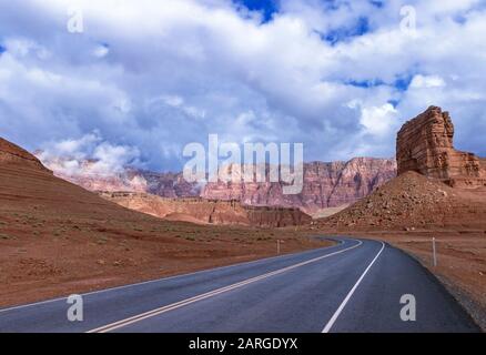 High Desert Road Im Red Rock Country in der Nähe von Lees Ferry und Vermilion Cliffs In Arizona Stockfoto