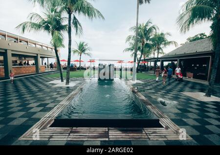 Bali, Indonesien - 22. JULI: Die Menschen genießen Sonnenuntergang, wenn sie im Kudeta-Club am 22. juli 2009 auf Bali, Indonesien, koktail trinken. Bali ist eine trendige Reise-Reise