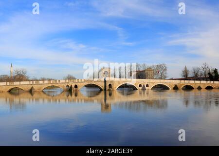 Meric Brücke, Türkei. In Edirne an der Grenze zu Griechenland, dem Fluss Meric und seine Brücke und der Selimiye Moschee im Hintergrund. Stockfoto