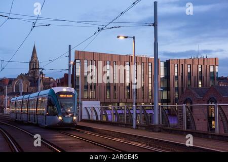 Sonnenaufgang über dem neuen Nottingham College City Hub auf der Südseite von Nottingham City, Nottinghamshire England UK Stockfoto