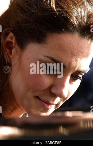 Die Duchess of Cambridge beginnt nach einem Besuch eines Kreativ-Workshops des National Portrait Gallery's Hospital Program im Evelina London Children's Hospital, im St Thomas' Hospital, Westminster, London. Stockfoto