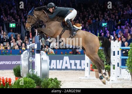 Amsterdam, NIEDERLANDE - 26. JANUAR: Harrie Smolders aus den Niederlanden reitend Monaco auf dem Longines FEI Worldcup präsentiert von RAI Amsterdam - Springen Amsterdam am 26. Januar 2020 in Amsterdam. (Foto von Thomas Reiner/ESPA-Images) Stockfoto