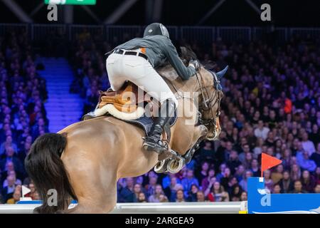 Amsterdam, NIEDERLANDE - 26. JANUAR: Harrie Smolders aus den Niederlanden reitend Monaco auf dem Longines FEI Worldcup präsentiert von RAI Amsterdam - Springen Amsterdam am 26. Januar 2020 in Amsterdam. (Foto von Thomas Reiner/ESPA-Images) Stockfoto