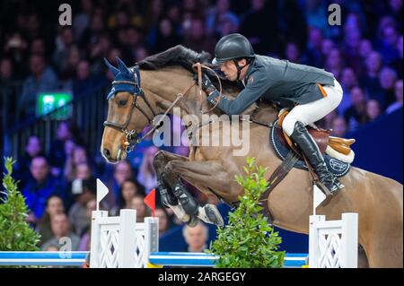 Amsterdam, NIEDERLANDE - 26. JANUAR: Harrie Smolders aus den Niederlanden reitend Monaco auf dem Longines FEI Worldcup präsentiert von RAI Amsterdam - Springen Amsterdam am 26. Januar 2020 in Amsterdam. (Foto von Thomas Reiner/ESPA-Images) Stockfoto