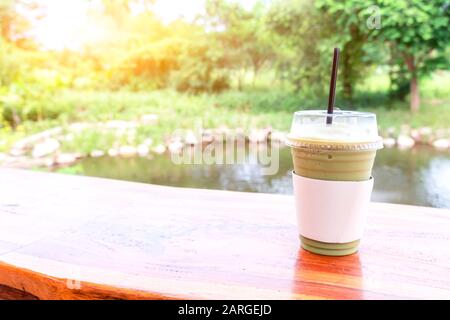 Grüner Teesfrapp und Blended. Sweety Smoothie Drink zum Entspannen und gesunden heißen Sommer. Stockfoto