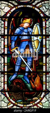 Glasfenster von St. Michael, der einen Drachen in der Kathedrale von Norwich tötete Stockfoto