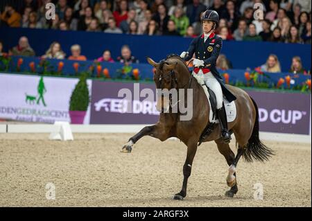 Amsterdam, NIEDERLANDE - 25. JANUAR: Charlotte Dujardin von Great Britan Reiten Mount St John Freestyle beim Grand Prix Freestyle präsentiert von VrienLoerij - Springen Amsterdam am 25. Januar 2020 in Amsterdam. (Foto von Thomas Reiner/ESPA-Images) Stockfoto