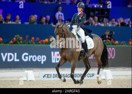 Amsterdam, NIEDERLANDE - 25. JANUAR: Charlotte Dujardin von Great Britan Reiten Mount St John Freestyle beim Grand Prix Freestyle präsentiert von VrienLoerij - Springen Amsterdam am 25. Januar 2020 in Amsterdam. (Foto von Thomas Reiner/ESPA-Images) Stockfoto