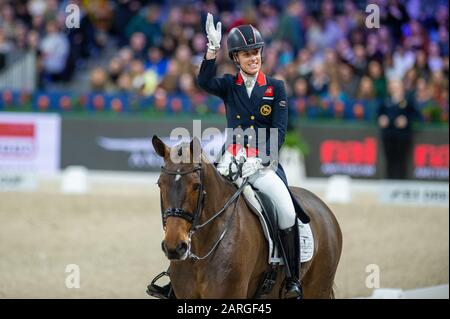 Amsterdam, NIEDERLANDE - 25. JANUAR: Charlotte Dujardin von Great Britan Reiten Mount St John Freestyle beim Grand Prix Freestyle präsentiert von VrienLoerij - Springen Amsterdam am 25. Januar 2020 in Amsterdam. (Foto von Thomas Reiner/ESPA-Images) Stockfoto