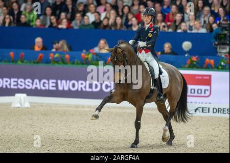 Amsterdam, NIEDERLANDE - 25. JANUAR: Charlotte Dujardin von Great Britan Reiten Mount St John Freestyle beim Grand Prix Freestyle präsentiert von VrienLoerij - Springen Amsterdam am 25. Januar 2020 in Amsterdam. (Foto von Thomas Reiner/ESPA-Images) Stockfoto