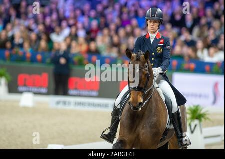 Amsterdam, NIEDERLANDE - 25. JANUAR: Charlotte Dujardin von Great Britan Reiten Mount St John Freestyle beim Grand Prix Freestyle präsentiert von VrienLoerij - Springen Amsterdam am 25. Januar 2020 in Amsterdam. (Foto von Thomas Reiner/ESPA-Images) Stockfoto