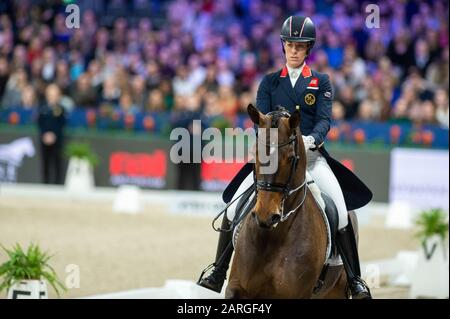 Amsterdam, NIEDERLANDE - 25. JANUAR: Charlotte Dujardin von Great Britan Reiten Mount St John Freestyle beim Grand Prix Freestyle präsentiert von VrienLoerij - Springen Amsterdam am 25. Januar 2020 in Amsterdam. (Foto von Thomas Reiner/ESPA-Images) Stockfoto