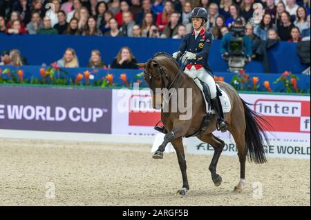 Amsterdam, NIEDERLANDE - 25. JANUAR: Charlotte Dujardin von Great Britan Reiten Mount St John Freestyle beim Grand Prix Freestyle präsentiert von VrienLoerij - Springen Amsterdam am 25. Januar 2020 in Amsterdam. (Foto von Thomas Reiner/ESPA-Images) Stockfoto