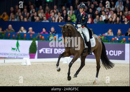 Amsterdam, NIEDERLANDE - 25. JANUAR: Charlotte Dujardin von Great Britan Reiten Mount St John Freestyle beim Grand Prix Freestyle präsentiert von VrienLoerij - Springen Amsterdam am 25. Januar 2020 in Amsterdam. (Foto von Thomas Reiner/ESPA-Images) Stockfoto