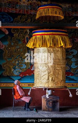 Gruppe tanzender Naxi-Frauen, Lijiang Altstadt, Yunnan, China, Asien Stockfoto