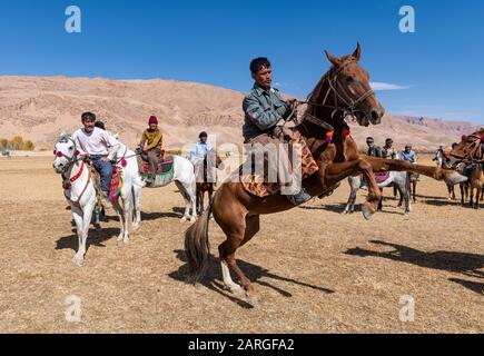 Männer, die ein traditionelles Buzkashi-Spiel praktizieren, Yaklawang, Afghanistan, Asien Stockfoto