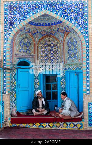 Männer diskutieren in einer Ecke der Blauen Moschee, Mazar-E-Sharif, Afghanistan, Asien Stockfoto