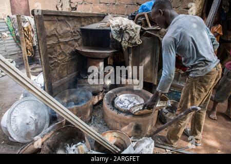 Stahlrecycling auf dem Zentralmarkt, Niamey, Niger, Westafrika, Afrika Stockfoto