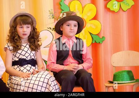 Hüte Urlaub, Malvin Kindergarten, Luzk Ukraine 04/03/2015. Stockfoto