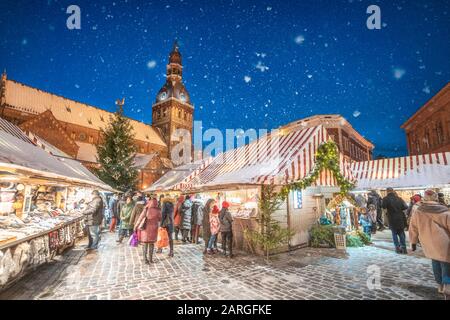 Weihnachtsmarkt und Dom zu den Doms von Riga in der Nacht im Winter, Altstadt, UNESCO-Weltkulturerbe, Riga, Lettland, Europa Stockfoto