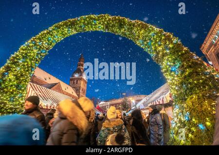 Weihnachtsmarkt und Dom zu den Doms von Riga in der Nacht im Winter, Altstadt, UNESCO-Weltkulturerbe, Riga, Lettland, Europa Stockfoto