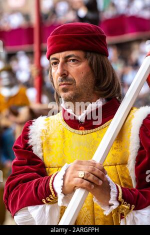 Auf der Pageant, die dem Rennen von Palio vorausgeht, werden Vertreter jeder Parade in traditionellen Trachten, Siena, Toskana, Italien, Europa, vertreten sein Stockfoto