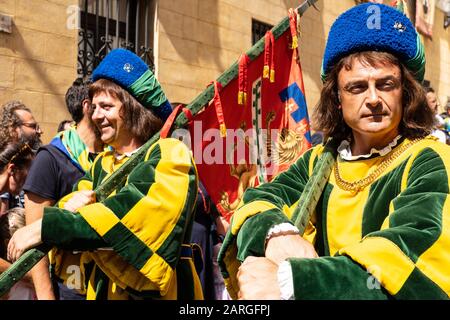 Auf der Pageant, die dem Rennen von Palio vorausgeht, werden Vertreter jeder Parade in traditionellen Trachten, Siena, Toskana, Italien, Europa, vertreten sein Stockfoto