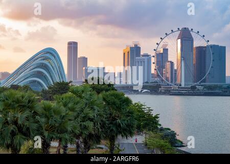Skyline von Singapur, Cloud Forest Dome und Singapore Flyer von Gardens by the Bay in der Dämmerung, Singapur, Südost-Asien, Asien Stockfoto