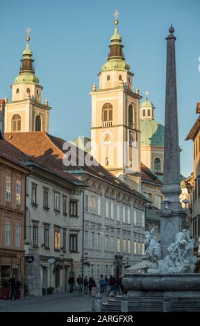 Obelisk und Brunnen der Flüsse Carnia und St. Nikolauskirche, Altstadt, Laibach, Slowenien, Europa Stockfoto