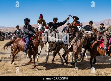 Männer, die ein traditionelles Buzkashi-Spiel praktizieren, Yaklawang, Afghanistan, Asien Stockfoto