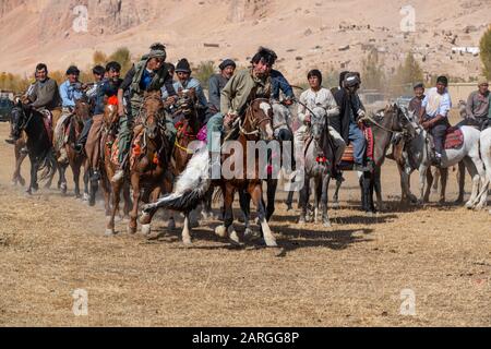 Männer, die ein traditionelles Buzkashi-Spiel praktizieren, Yaklawang, Afghanistan, Asien Stockfoto