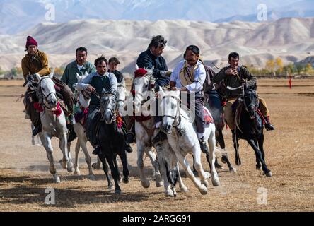 Männer, die ein traditionelles Buzkashi-Spiel praktizieren, Yaklawang, Afghanistan, Asien Stockfoto