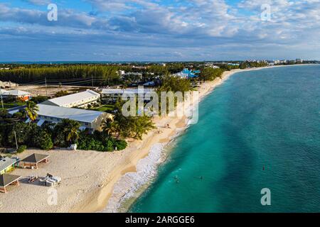 Luftaufnahmen vom Seven Mile Beach, Grand Cayman, Cayman Islands, Karibik, Mittelamerika Stockfoto