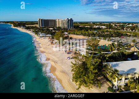 Luftaufnahmen vom Seven Mile Beach, Grand Cayman, Cayman Islands, Karibik, Mittelamerika Stockfoto