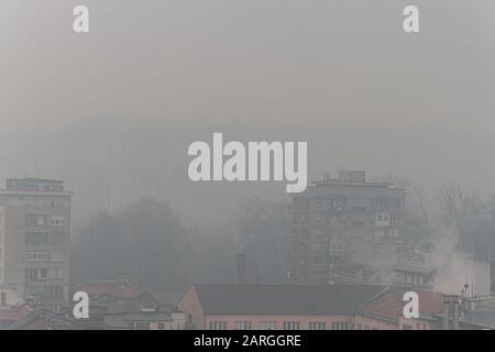 Sarajevo ist eine der am stärksten verschmutzten Städte der Welt. Dieses Foto zeigt einen stark verschmutzten Nebel über Sarajevo. Stockfoto