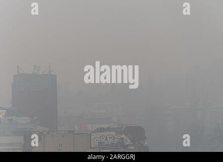 Sarajevo ist eine der am stärksten verschmutzten Städte der Welt. Dieses Foto zeigt einen stark verschmutzten Nebel über Sarajevo. Stockfoto