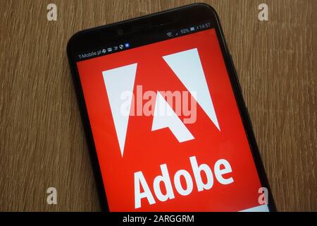 Das Adobe-Logo wird auf einem modernen Smartphone angezeigt Stockfoto