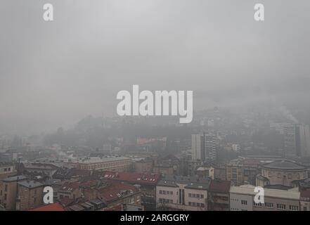 Sarajevo ist eine der am stärksten verschmutzten Städte der Welt. Dieses Foto zeigt einen stark verschmutzten Nebel über Sarajevo. Stockfoto