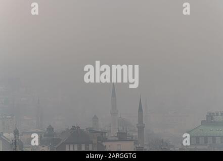 Sarajevo ist eine der am stärksten verschmutzten Städte der Welt. Dieses Foto zeigt einen stark verschmutzten Nebel über Sarajevo. Stockfoto