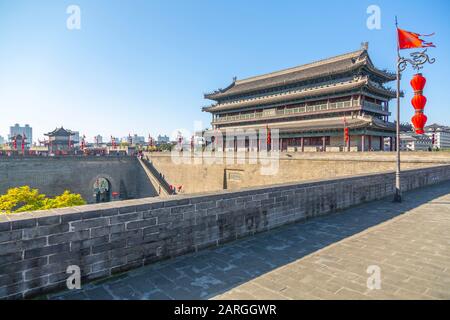 Blick auf die Stadtmauer von Xi'an, Provinz Shaanxi, Volksrepublik China, Asien Stockfoto