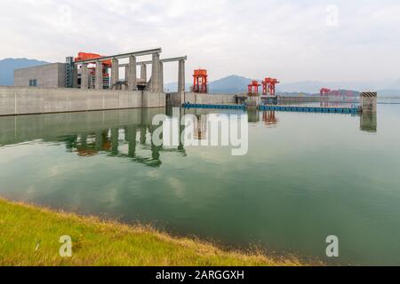 Blick auf Den Drei-Schluchten-Staudamm und das Besucherzentrum in Sandouping, Sandouping, Hubei, China, Asien Stockfoto