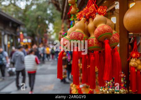 Chinesische Souvenirs in der Kuanxiangzi-Gasse, Chengdu, Provinz Sichuan, Volksrepublik China, Asien Stockfoto