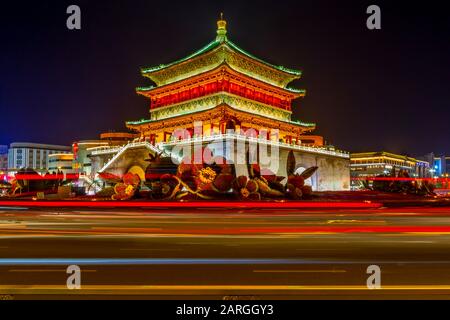 Blick auf den berühmten Glockenturm im Stadtzentrum von Xi'an bei Nacht, Xi'an, Provinz Shaanxi, Volksrepublik China, Asien Stockfoto