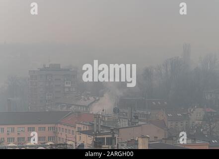 Sarajevo ist eine der am stärksten verschmutzten Städte der Welt. Dieses Foto zeigt einen stark verschmutzten Nebel über Sarajevo. Stockfoto