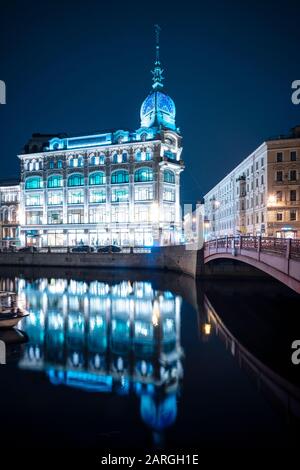 Au Pont Rouge Kaufhaus in der Nacht, St. Petersburg, Leningrader Oblast, Russland, Europa Stockfoto