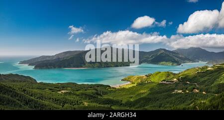 Squally Cove, Croisilles Harbour auf der linken Seite, Askews Hill im Zentrum, Blick von der Croisilles French Pass Road, Marlborough Region, South Island, Neuseeland Stockfoto