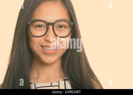 Junge glücklich Asiatischen Teenager nerd Mädchen lächelnd Stockfoto