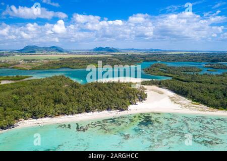 Luftaufnahme am weißen Strand mit türkisfarbenem Meer, umgeben von tropischen Bäumen, Ile Aux Cerfs, Flacq, Mauritius, Indischer Ozean, Afrika Stockfoto